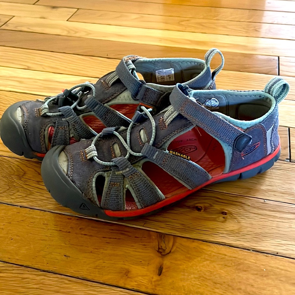 Little kids size 3 Keen waterproof sandals